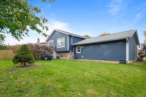 Tiny photo for 307 W Tanglewood Drive, Arlington Heights, IL 60004 (MLS # 12771090)