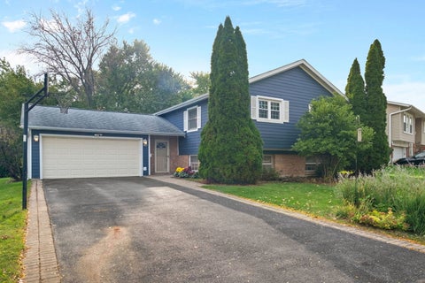 Tiny photo for 307 W Tanglewood Drive, Arlington Heights, IL 60004 (MLS # 12771090)