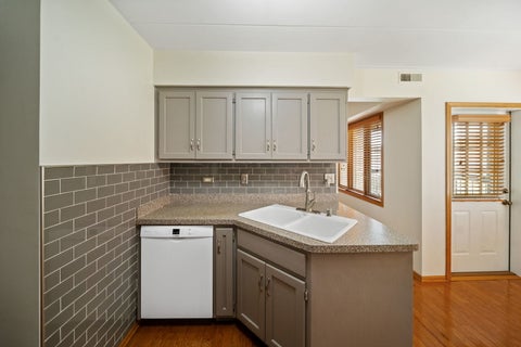 Tiny photo for 13950 E Leamington Drive #203, Crestwood, IL 60418 (MLS # 12763113)