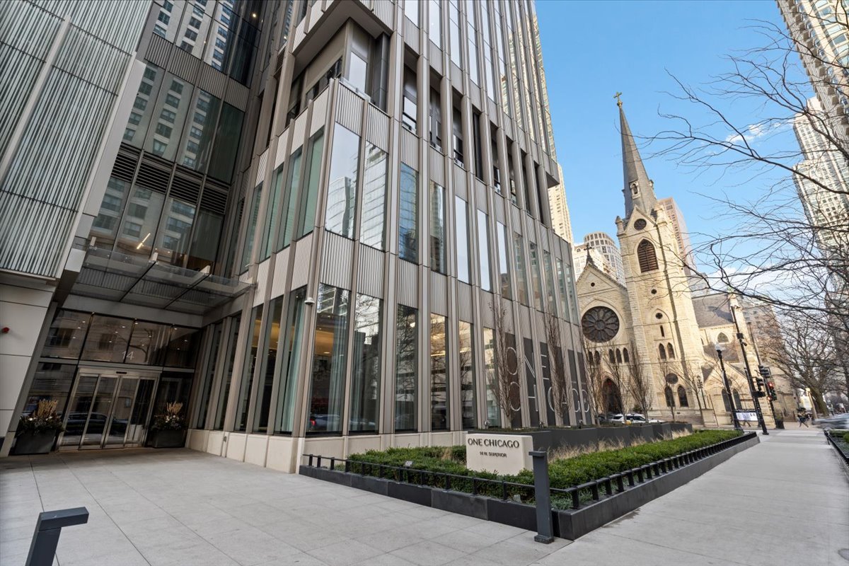 14 W Superior Street 5503