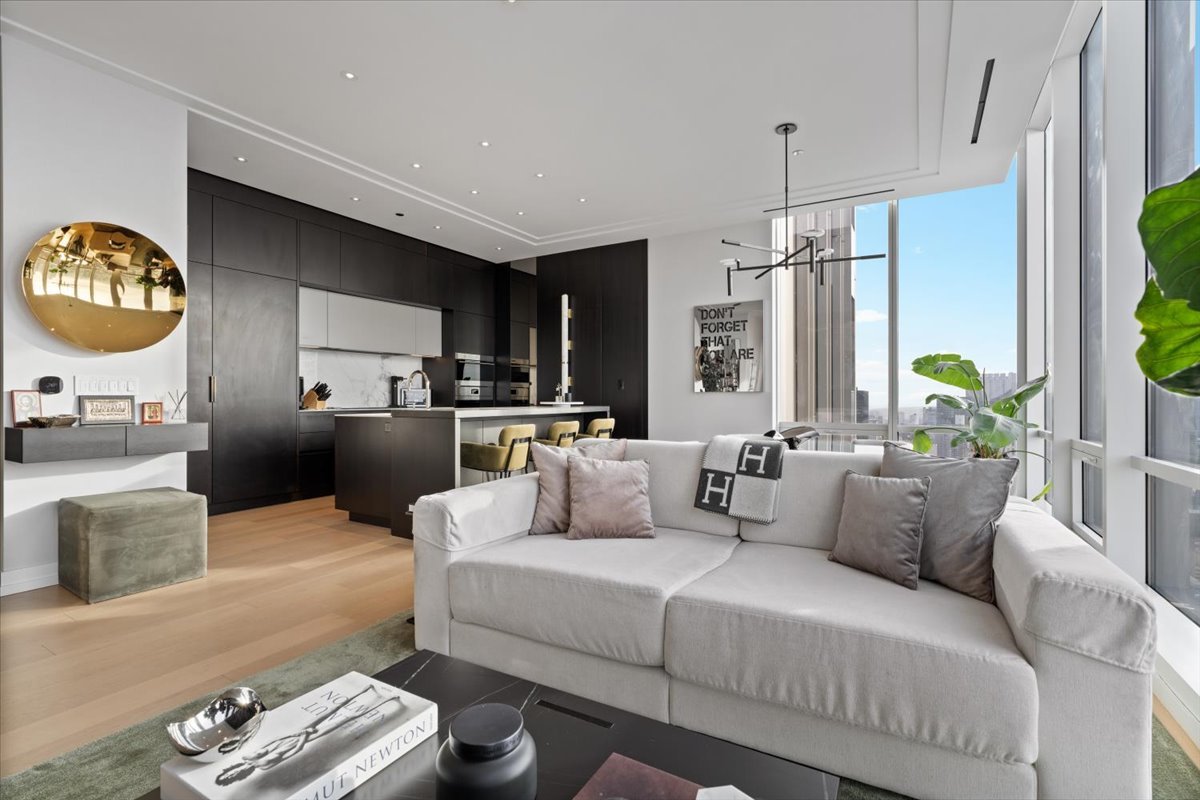 14 W Superior Street 5503