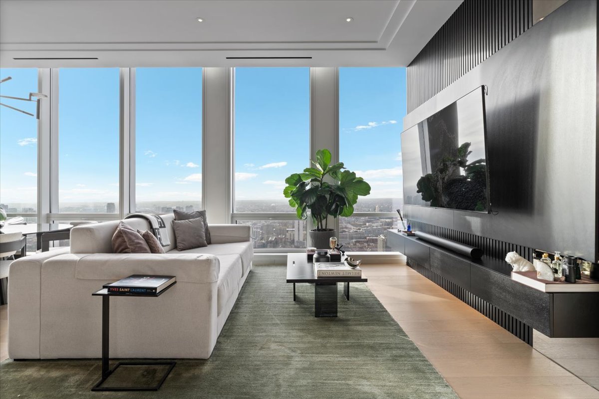 14 W Superior Street 5503