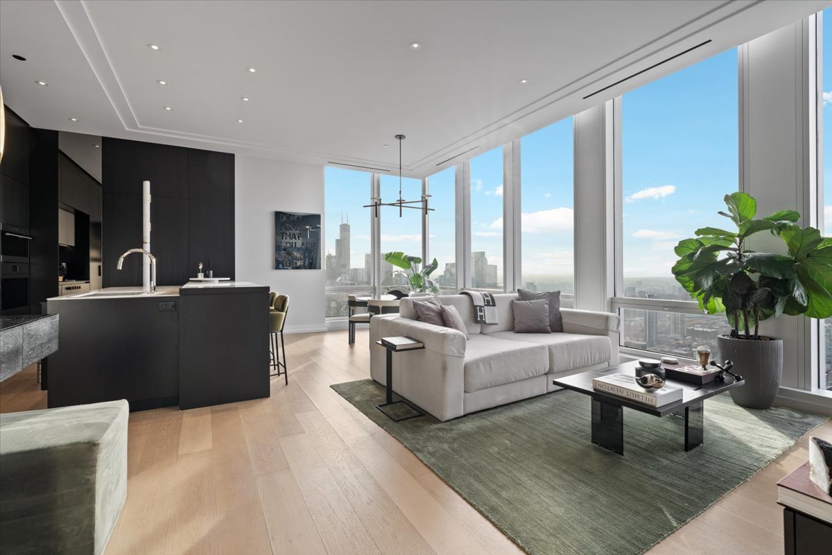 14 W Superior Street 5503