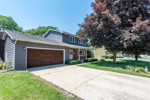 Tiny photo for 512 Cavin Avenue, Winthrop Harbor, IL 60096 (MLS # 12700652)
