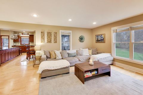 Tiny photo for 311 Brainerd Avenue, Libertyville, IL 60048 (MLS # 12587329)