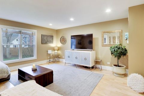 Tiny photo for 311 Brainerd Avenue, Libertyville, IL 60048 (MLS # 12587329)