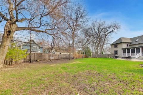 Tiny photo for 311 Brainerd Avenue, Libertyville, IL 60048 (MLS # 12587329)
