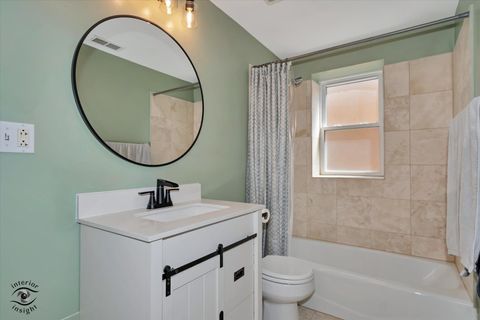 Tiny photo for 2537 Prairie Avenue #2E, Evanston, IL 60201 (MLS # 12614333)