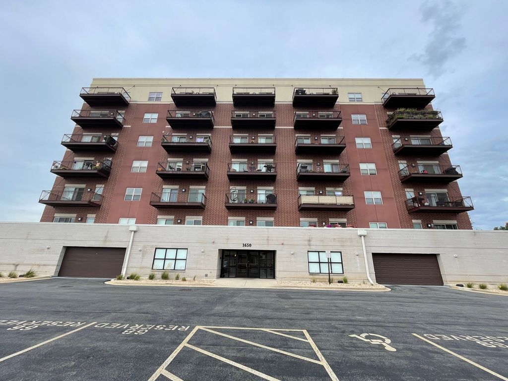 Photo for 1650 Riverwoods Drive #503, Melrose Park, IL 60160 (MLS # 12456757)