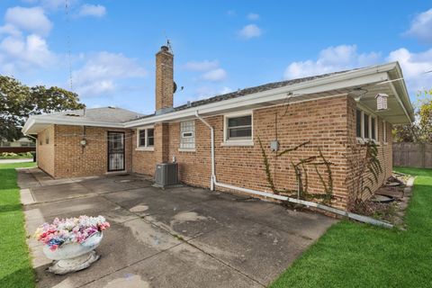 Tiny photo for 5704 N Ozark Avenue, Chicago, IL 60631 (MLS # 12486580)