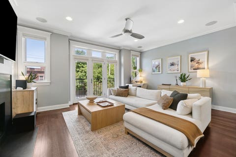 Tiny photo for 1039 W Grace Street #2, Chicago, IL 60613 (MLS # 12669360)
