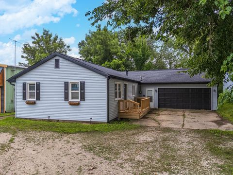 Photo of 1500 E Jefferson Street, Clinton, IL 61727 (MLS # 12428475) Photo of 1500 E Jefferson Street, Clinton, IL 61727 (MLS # 12428475)
