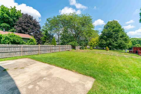 Tiny photo for 227 E Lakeside Drive, Vernon Hills, IL 60061 (MLS # 12730073)