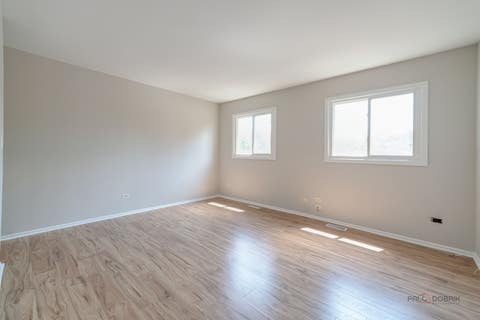 Tiny photo for 227 E Lakeside Drive, Vernon Hills, IL 60061 (MLS # 12730073)