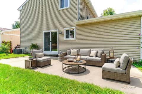 Tiny photo for 227 E Lakeside Drive, Vernon Hills, IL 60061 (MLS # 12730073)