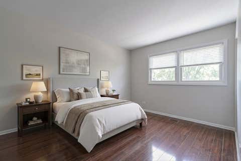 Tiny photo for 227 E Lakeside Drive, Vernon Hills, IL 60061 (MLS # 12730073)