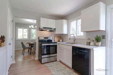 Tiny photo for 227 E Lakeside Drive, Vernon Hills, IL 60061 (MLS # 12730073)