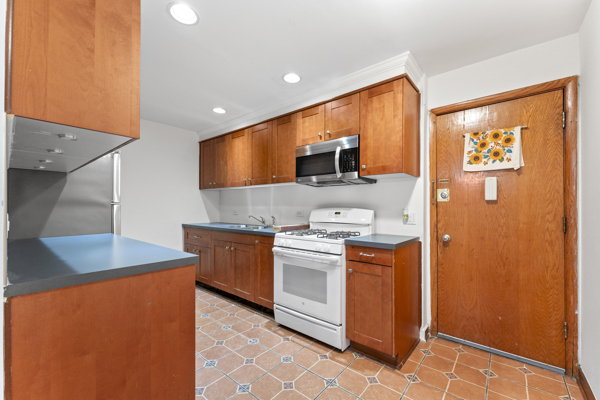 758 Dempster Street DG5