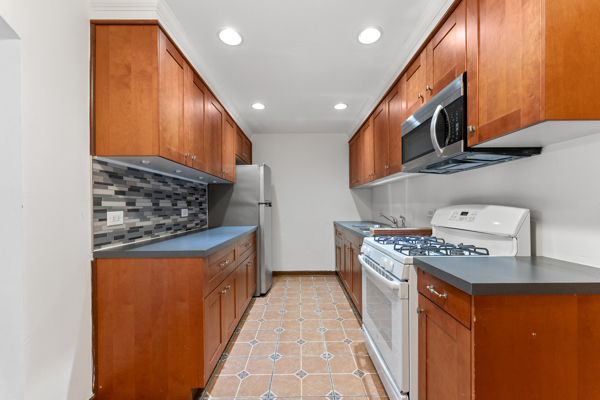 758 Dempster Street DG5