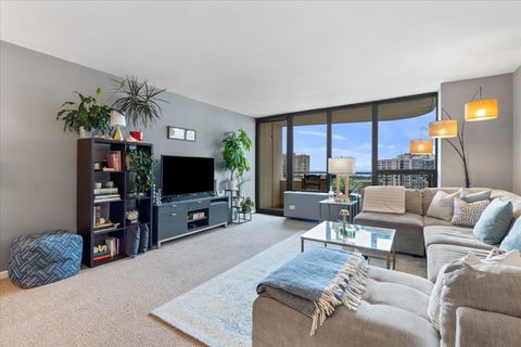 Tiny photo for 3930 N PINE GROVE Avenue #1811, Chicago, IL 60613 (MLS # 12462957)