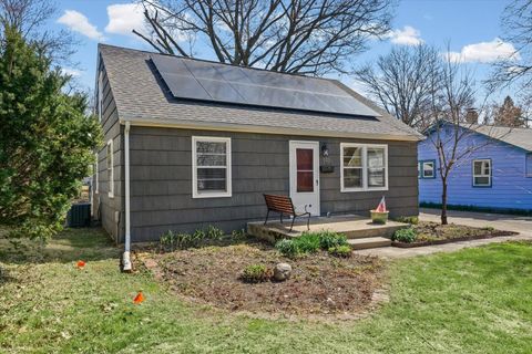 Tiny photo for 910 S Lynn Street, Urbana, IL 61801 (MLS # 12593813)