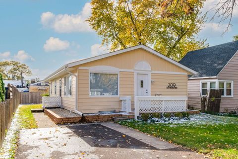 Photo of 209 E Pineview Drive, Round Lake Park, IL 60073 (MLS # 12515976)