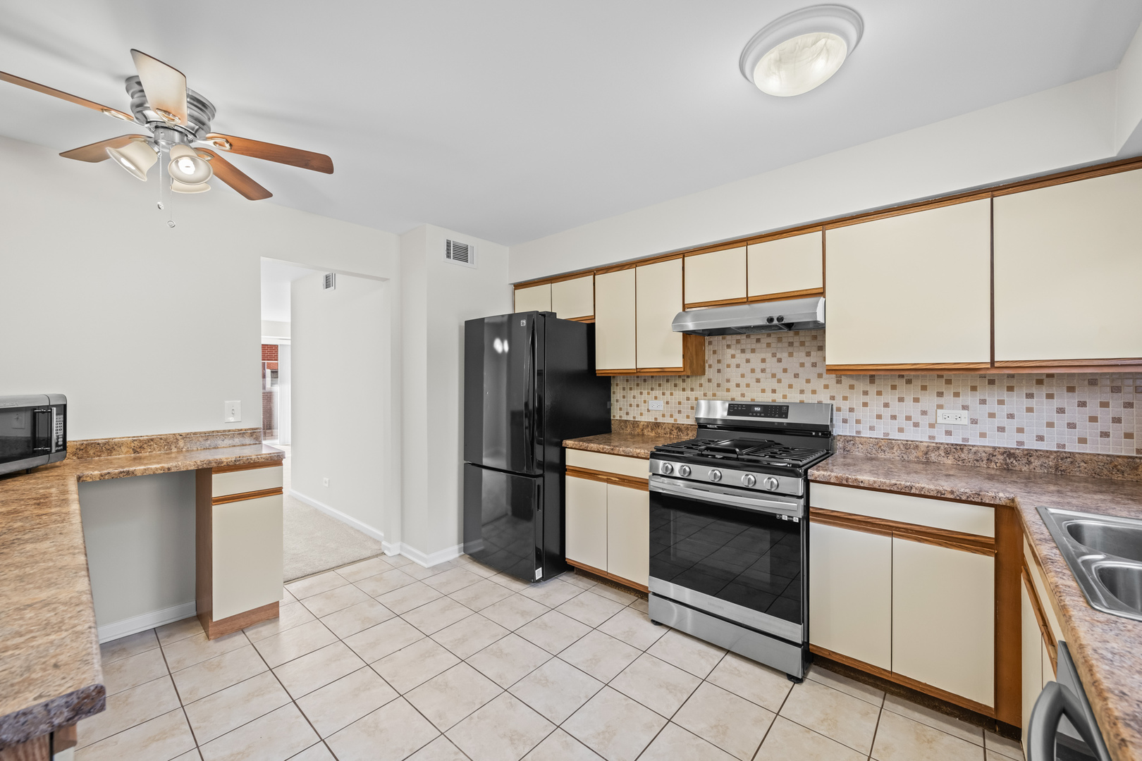 Des Plaines, Illinois 60016, United States, 2 Bedrooms Bedrooms, ,2 BathroomsBathrooms,Residential,Active,234481