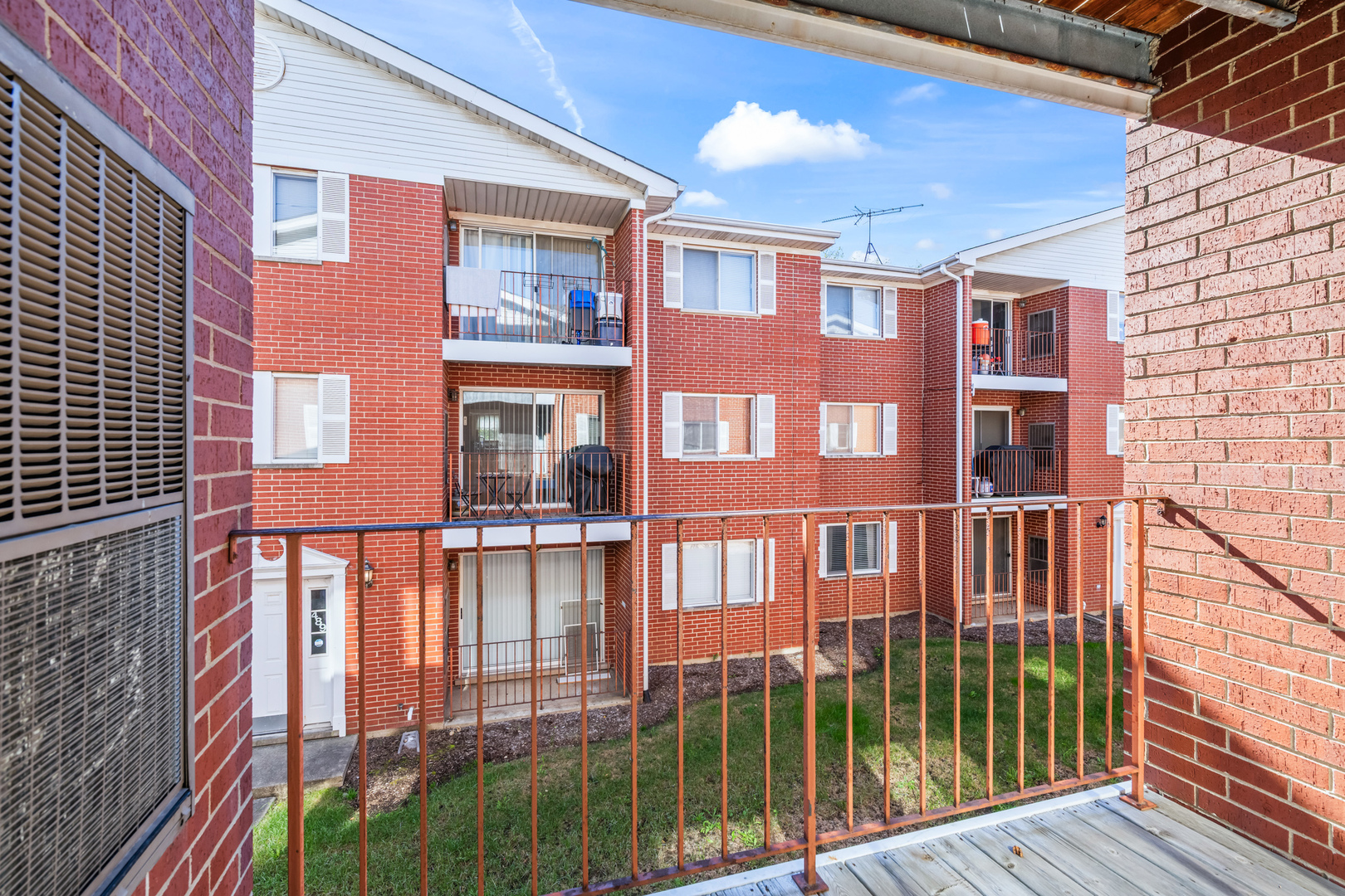 Des Plaines, Illinois 60016, United States, 2 Bedrooms Bedrooms, ,2 BathroomsBathrooms,Residential,Active,234481