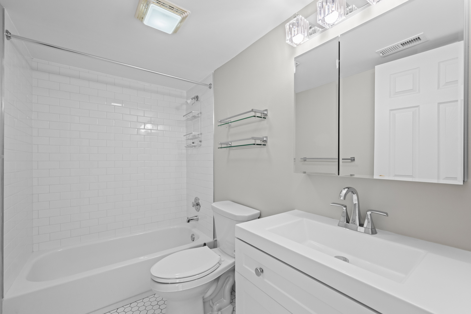 Des Plaines, Illinois 60016, United States, 2 Bedrooms Bedrooms, ,2 BathroomsBathrooms,Residential,Active,234481