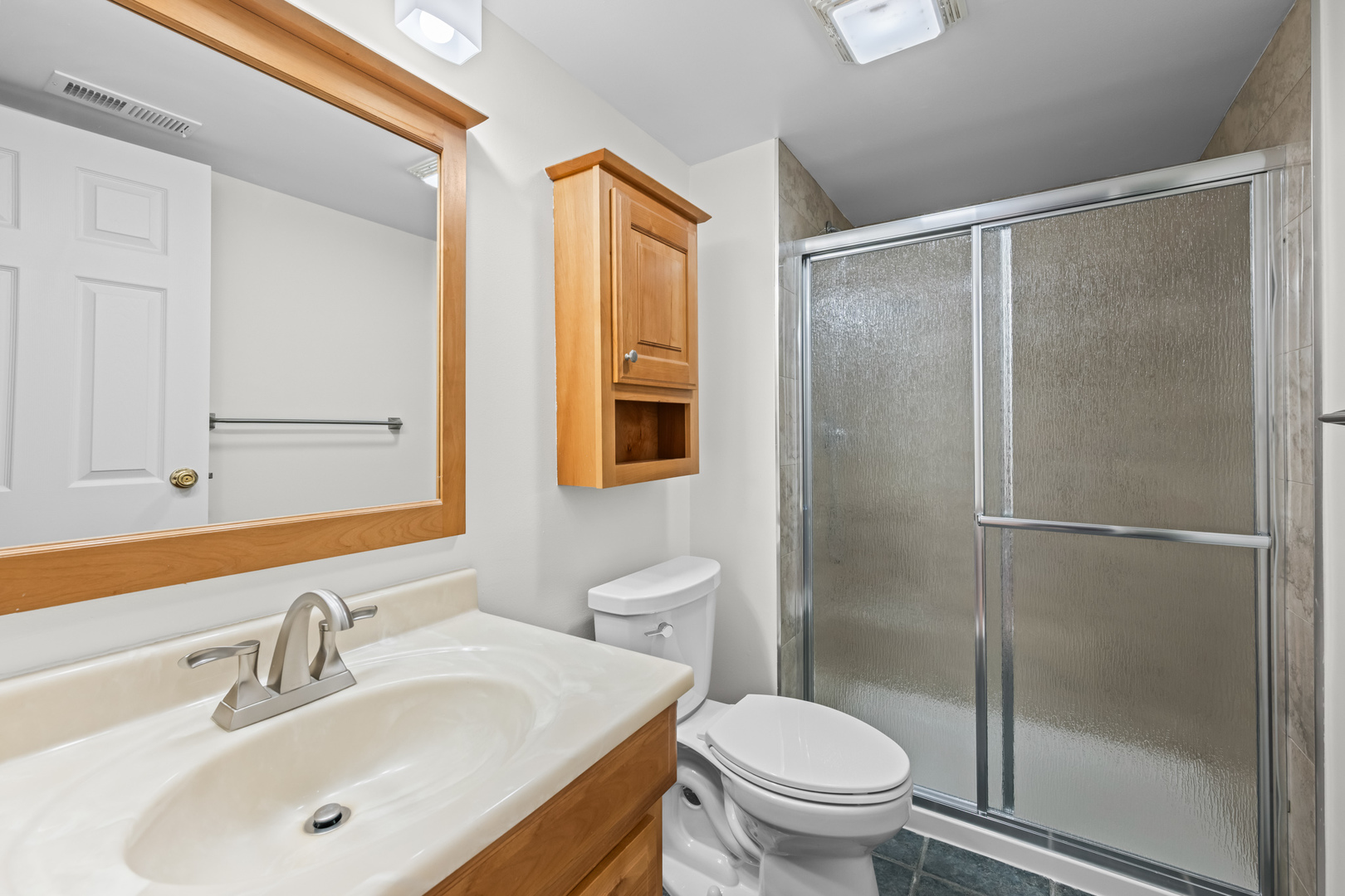 Des Plaines, Illinois 60016, United States, 2 Bedrooms Bedrooms, ,2 BathroomsBathrooms,Residential,Active,234481