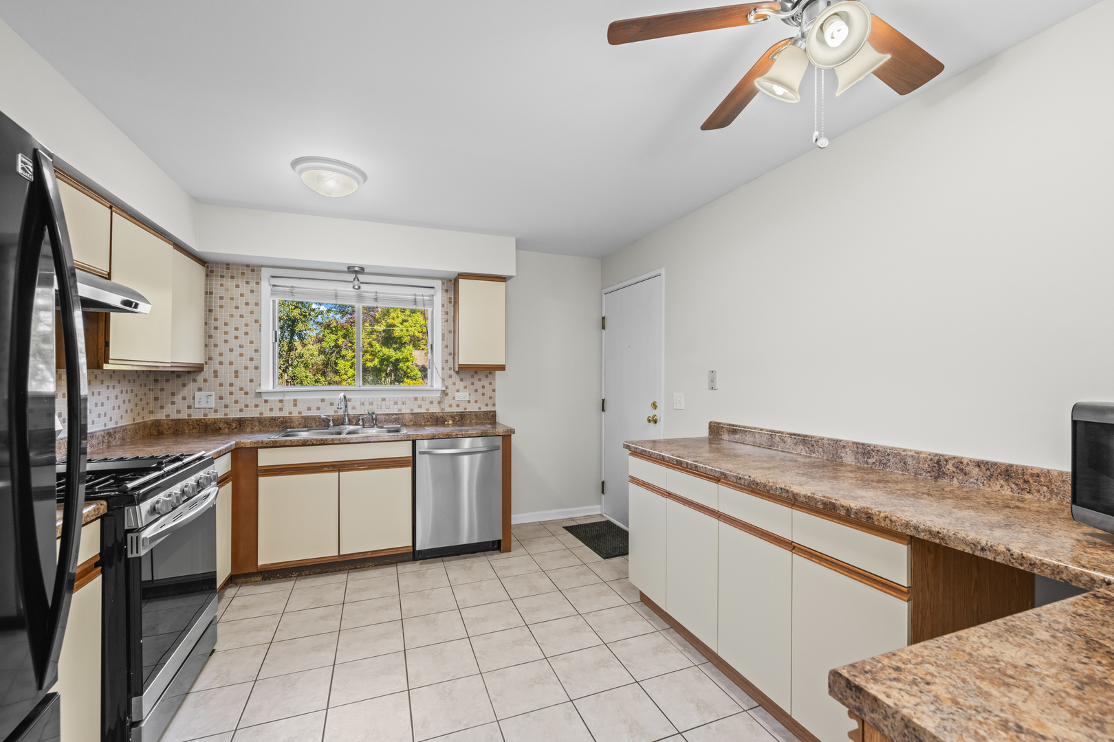 Des Plaines, Illinois 60016, United States, 2 Bedrooms Bedrooms, ,2 BathroomsBathrooms,Residential,Active,234481