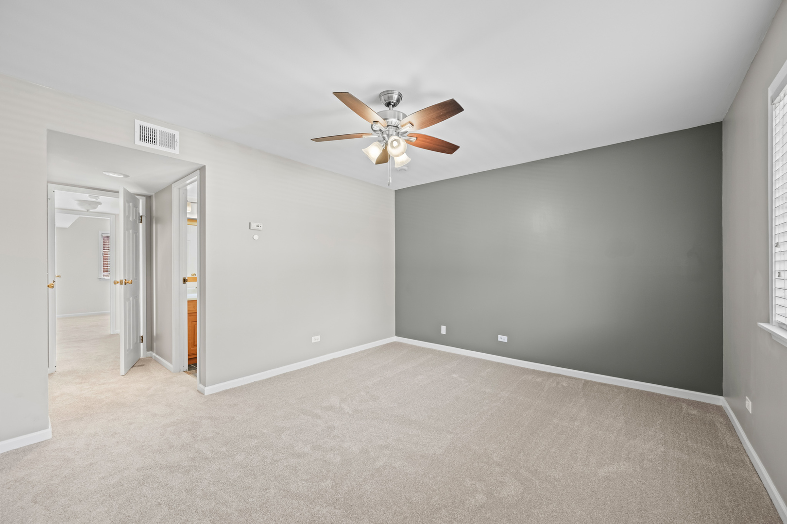 Des Plaines, Illinois 60016, United States, 2 Bedrooms Bedrooms, ,2 BathroomsBathrooms,Residential,Active,234481