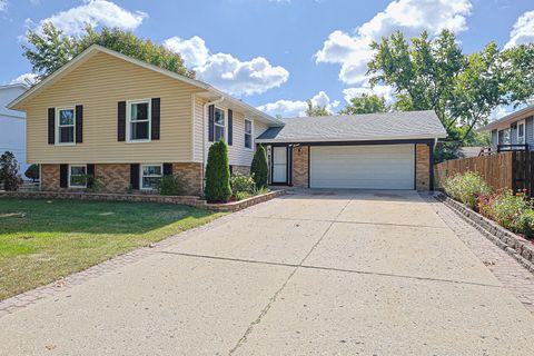 Tiny photo for 819 Robinson Avenue, Streamwood, IL 60107 (MLS # 12481378)