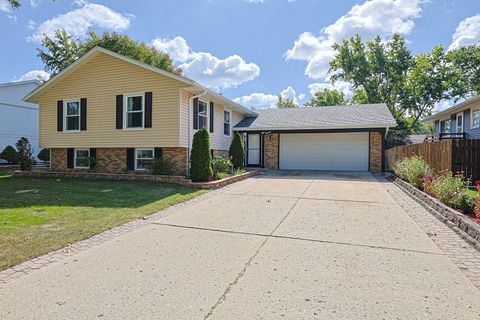 Tiny photo for 819 Robinson Avenue, Streamwood, IL 60107 (MLS # 12481378)