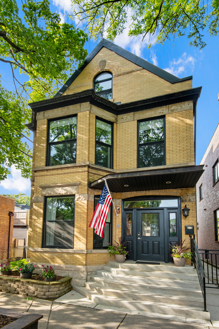 View Chicago, IL 60647 house