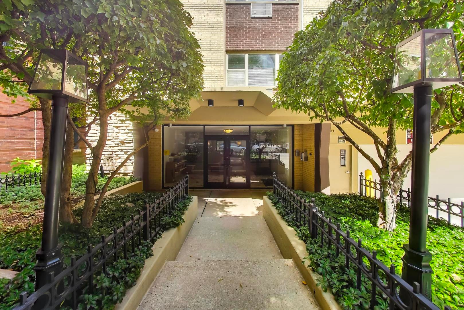 420 W Aldine Avenue 228