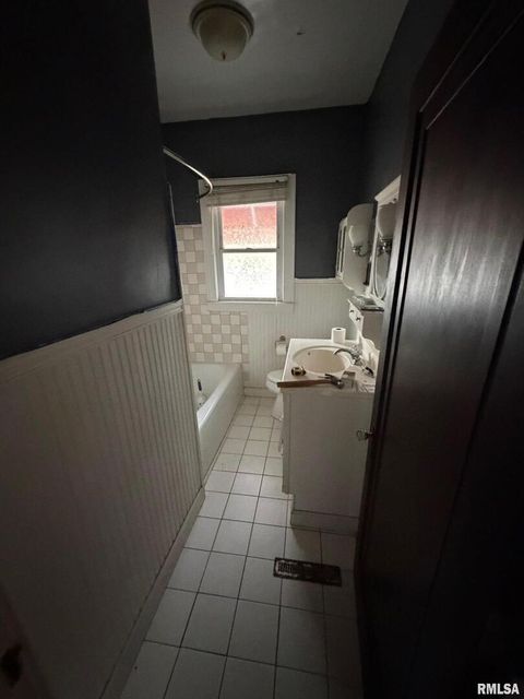 Tiny photo for 510 N MAPLE Street, Benton, IL 62812 (MLS # EB460614)