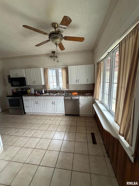 Tiny photo for 510 N MAPLE Street, Benton, IL 62812 (MLS # EB460614)