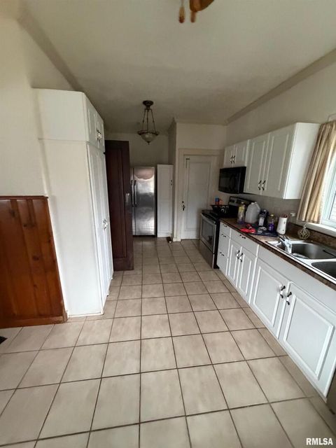 Tiny photo for 510 N MAPLE Street, Benton, IL 62812 (MLS # EB460614)