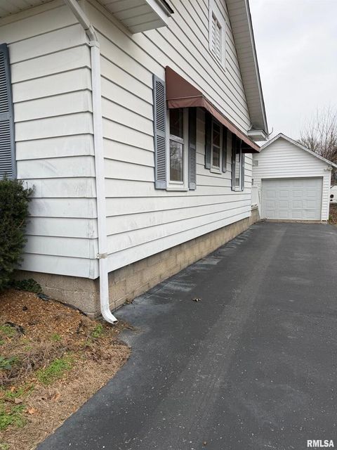 Tiny photo for 510 N MAPLE Street, Benton, IL 62812 (MLS # EB460614)