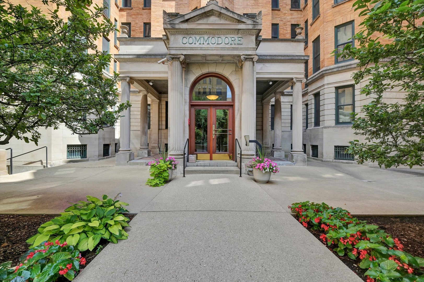 550 W Surf Street 115