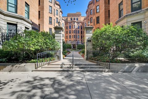 Photo of 550 W Surf Street #115, Chicago, IL 60657 (MLS # 12483246)