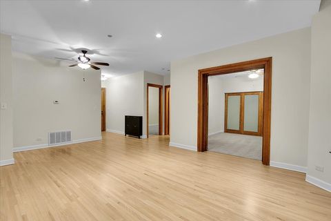 Tiny photo for 550 W Surf Street #115, Chicago, IL 60657 (MLS # 12483246)