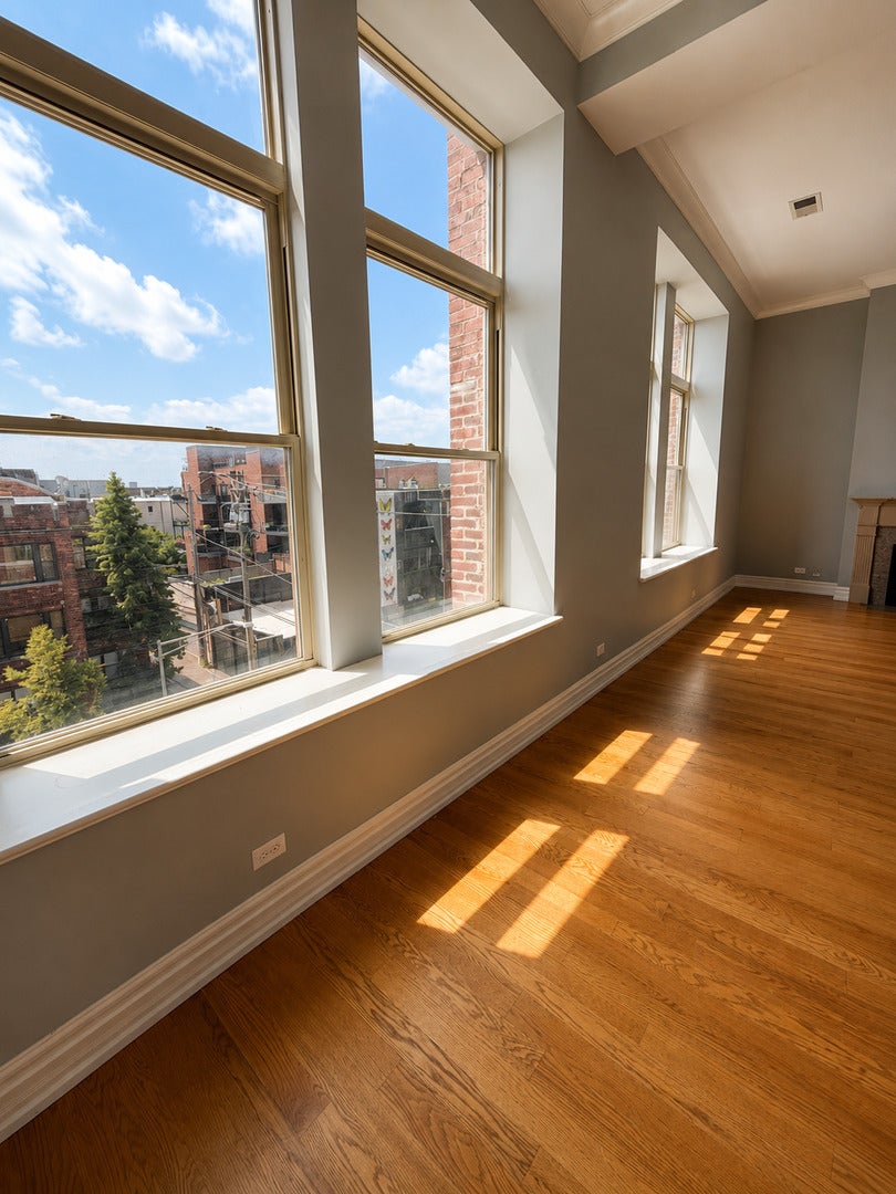 1470 W Carmen Avenue 301