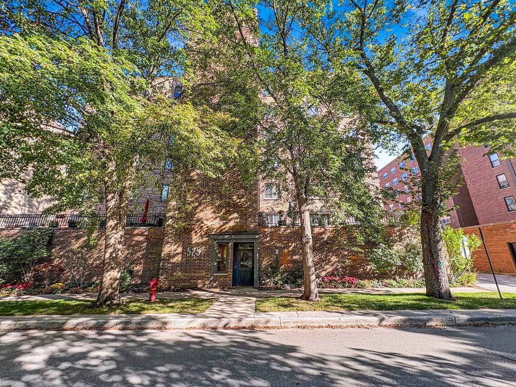 Photo for 525 grove Street #4D, Evanston, IL 60201 (MLS # 12499777)
