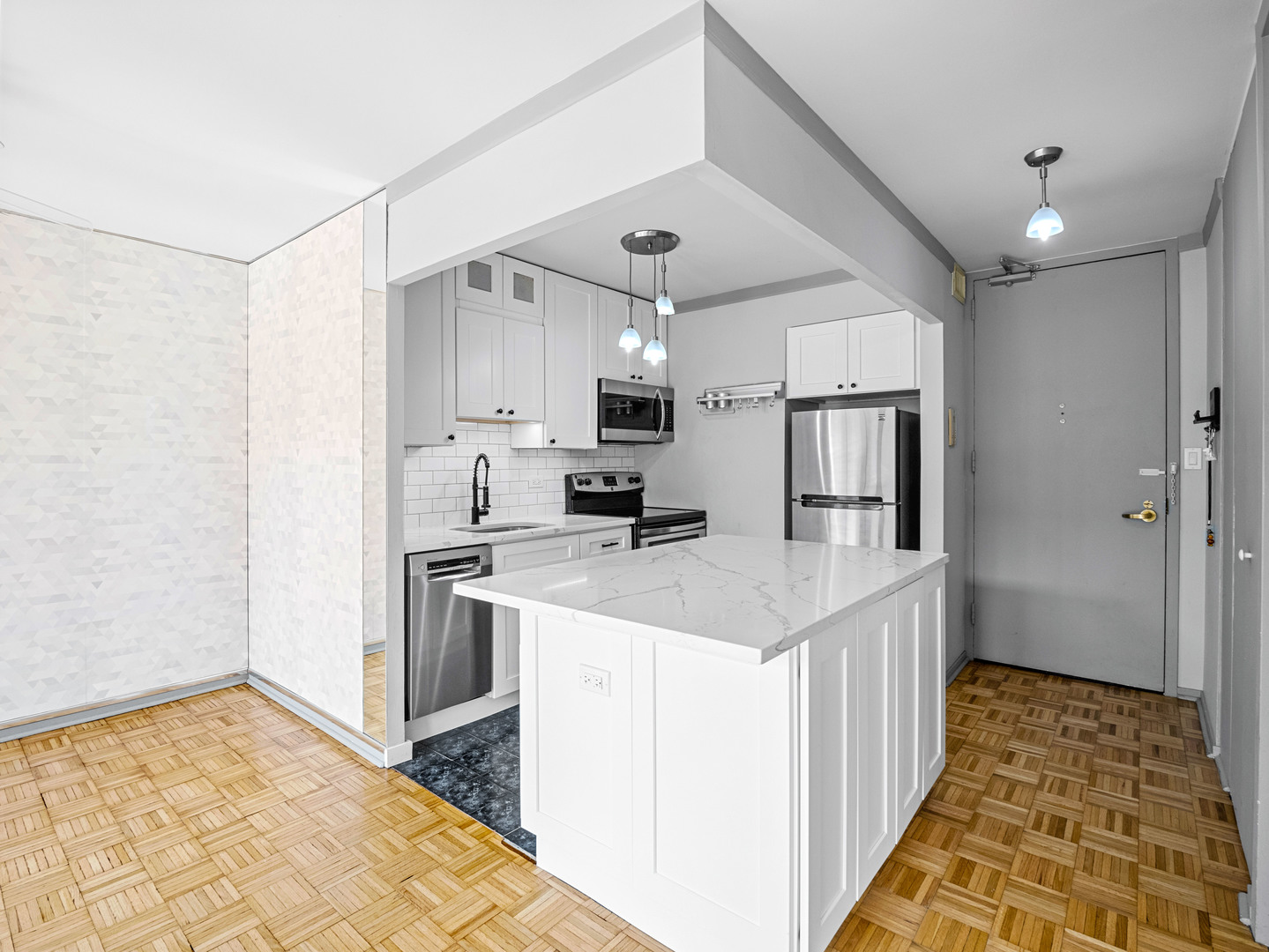 100 E WALTON Street 18G