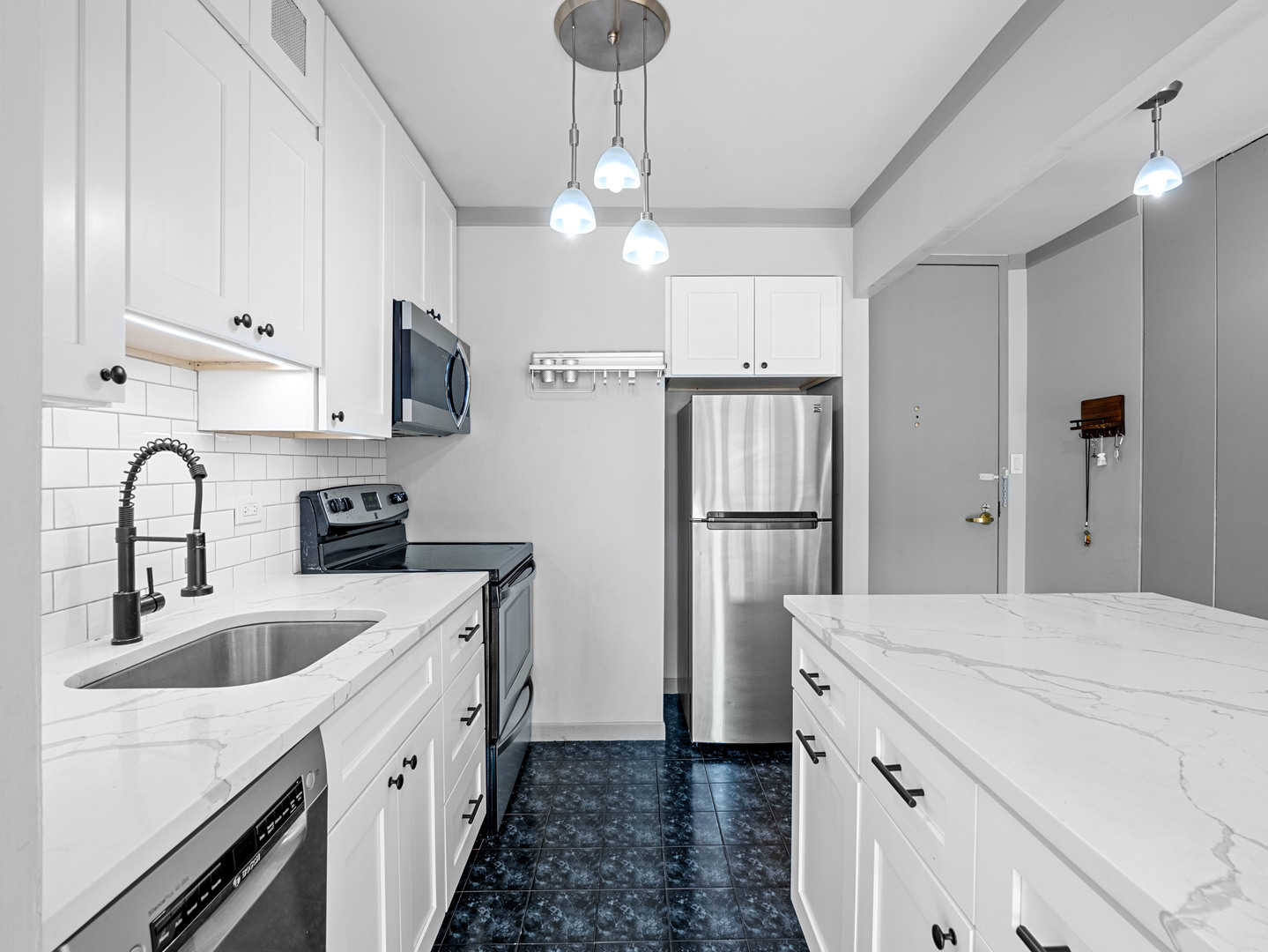 100 E WALTON Street 18G