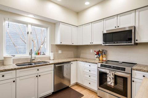 Tiny photo for 1032 Clinton Avenue, Oak Park, IL 60304 (MLS # 12575679)