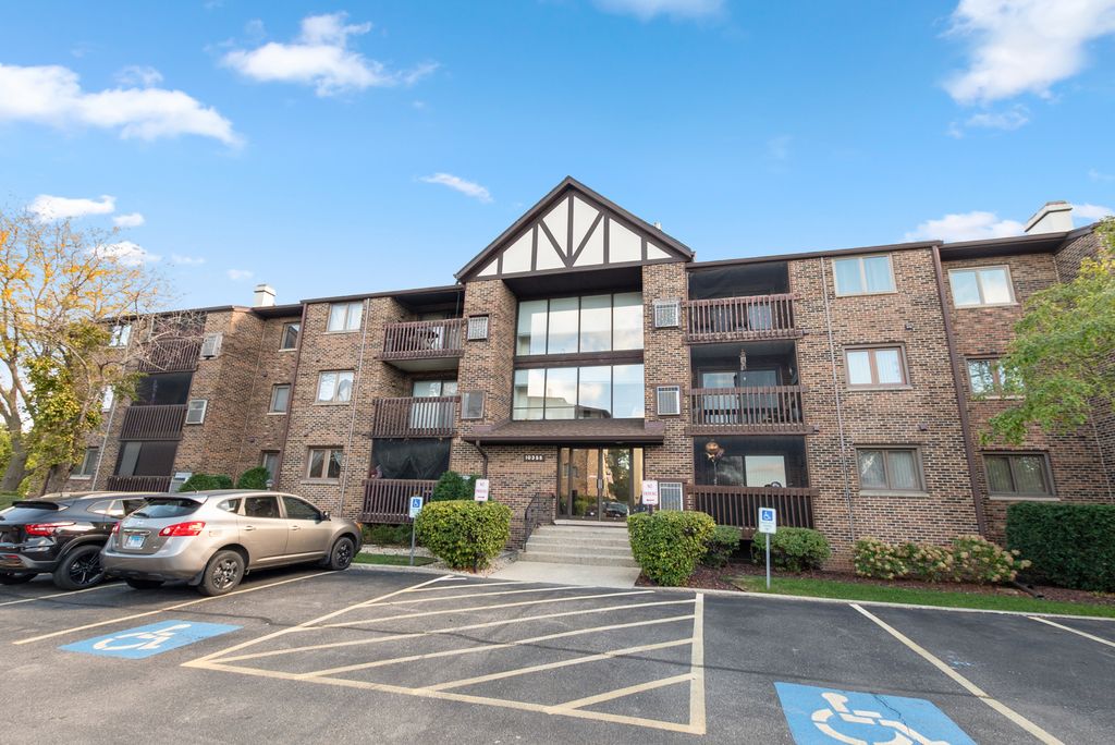 Photo for 10355 Menard Avenue #216, Oak Lawn, IL 60453 (MLS # 12503020)