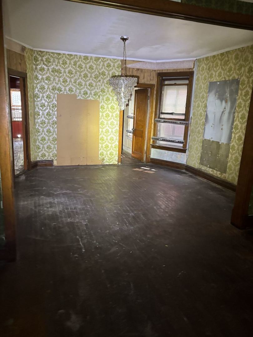 6331 S Winchester Avenue